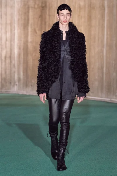 Look 16